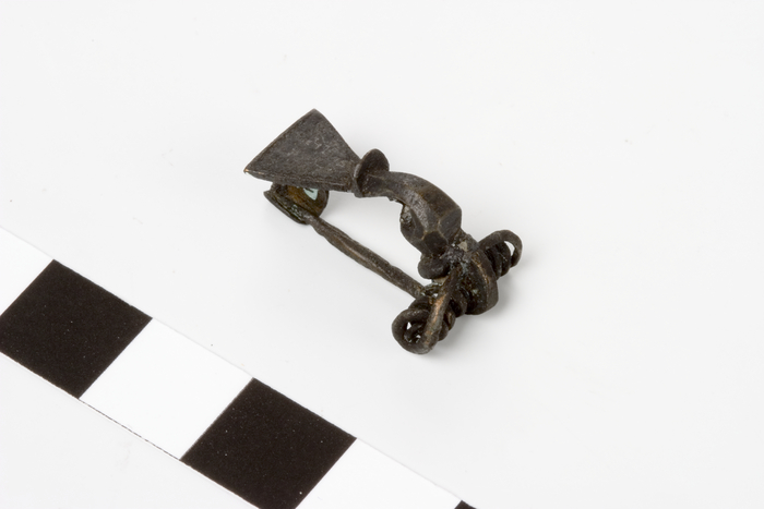 Small bronze fantail bow brooch with faceted upper bow, central moulding and ...